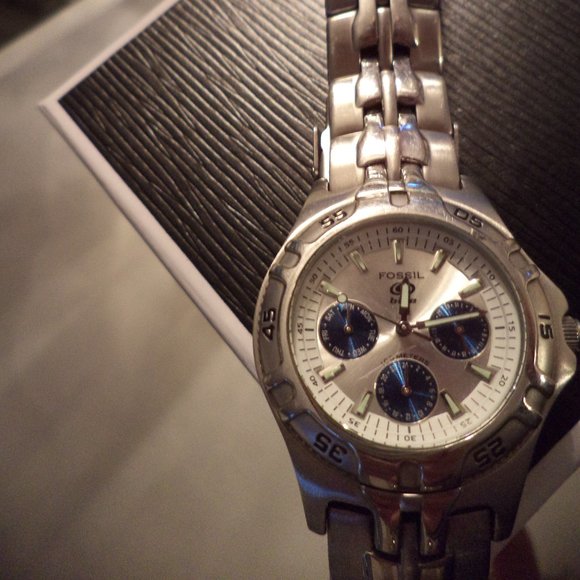 FOSSIL Blue Silver Chrome Watch w/ Blue Trim -Nice - Picture 9 of 9
